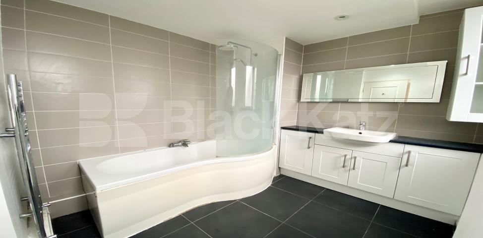 			LET , 4 Bedroom, 1 bath, 1 reception Apartment			 Rolls Road, Bermondsey